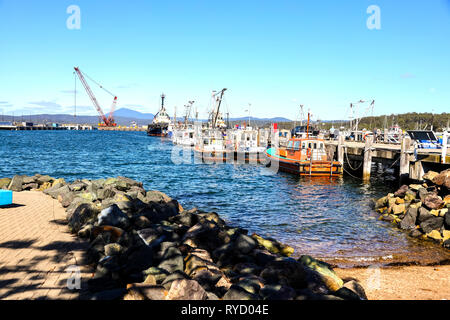 Barche da pesca legato fino al porto di Eden wharf su due volte sulla baia del Nuovo Galles del Sud Costa sud Foto Stock