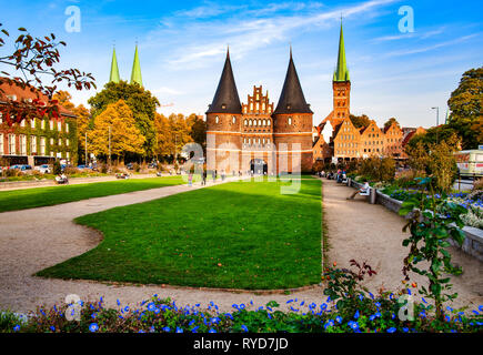 Lubecca, Germania, 10/06/2018: Holsten Gate (Holstentor), una città di marcatura di gate off il confine ad ovest del centro storico di Lubecca Foto Stock