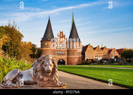 Holsten Gate (Holstentor), una città di marcatura di gate off il confine ad ovest del centro storico di Lubecca in Schleswig-Holstein, Germania settentrionale. Foto Stock