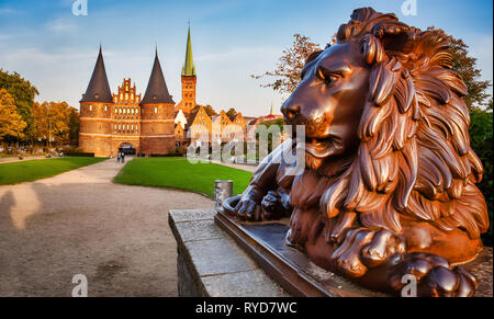 Holsten Gate (Holstentor), una città di marcatura di gate off il confine ad ovest del centro storico di Lubecca in Schleswig-Holstein, Germania settentrionale. Foto Stock