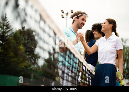 Un gruppo di giocatori di tennis dando una stretta di mano dopo una partita Foto Stock