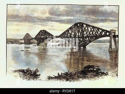 Forth Bridge, da sud-ovest. Il Forth Bridge è una struttura a sbalzo il ponte ferroviario sul Firth of Forth nell est della Scozia, ad est del ponte Forth Road e a 14 chilometri (9 mi) ad ovest del centro di Edimburgo. Esso è stato inaugurato il 4 marzo 1890, e si estende per una lunghezza totale di 2528.7 M. è spesso chiamato il Ponte di Forth Rail o Ponte Forth Railway per distinguerlo dal Forth Road Bridge, sebbene sia stato chiamato il Forth Bridge poiché la sua costruzione e fu per più di settanta anni l'unico attore a questo nome. Regno Unito Foto Stock