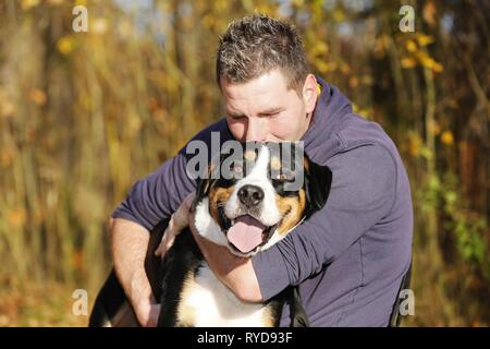 L uomo e la maggiore Swiss Mountain Dog Foto Stock