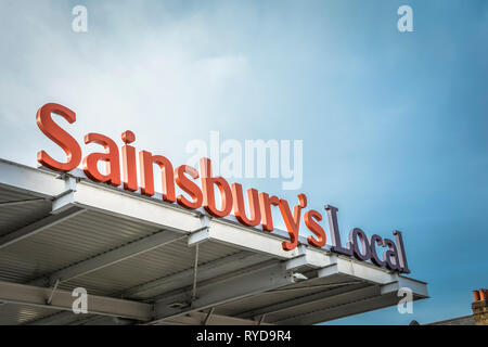 Sainsbury's segnaletica locale al di fuori di un negozio a Londra, Regno Unito Foto Stock