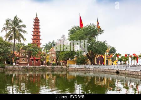 Tran Quoc Pagoda (Chua Tran Quoc) è la più antica pagoda di Hanoi, originariamente costruita nel sesto secolo durante il regno dell'Imperatore Ly Nam De. Th Foto Stock