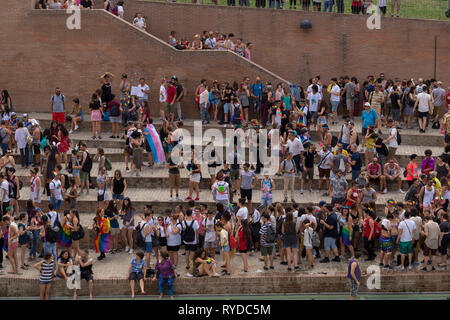 Le persone sono il raggruppamento per il Gay Pride a Bologna Foto Stock