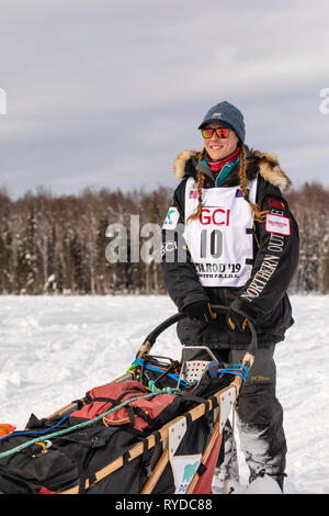 Musher Anna Berington dopo il riavvio a Willow xlvii sentiero Iditarod Sled Dog Race in Alaska centromeridionale. Foto Stock