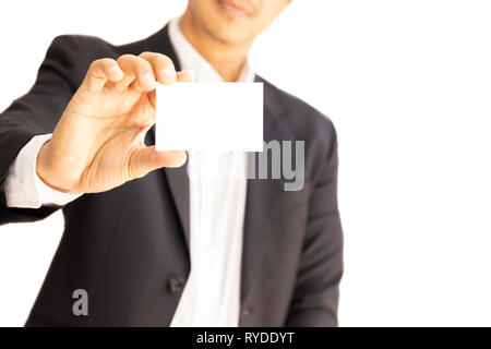 Uomo d'affari consegna blank business card isolato nel percorso di clipping. Foto Stock