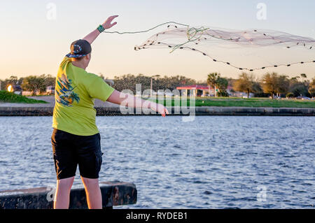 Un uomo getta un rombo liscio net presso il Broadwater Beach Marina, febbraio 24, 2019, in Biloxi Mississippi. Il resort è stato distrutto da un uragano Camille in 1969. Foto Stock