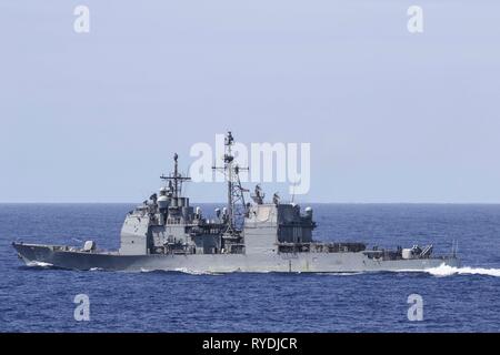 190311-N-DX072-1171 OCEANO PACIFICO (11 marzo 2019) Il Ticonderoga-class guidato-missili cruiser USS Chancellorsville (CG 62) transita l'Oceano Pacifico durante un esercizio di formazione con altri Stati Uniti Navy navi da guerra. Stati Uniti Navy navi da guerra treno insieme per aumentare la competenza tattica, la letalità e interoperabilità delle unità partecipanti in un epoca di grande potenza la concorrenza. (U.S. Foto di Marina di Massa lo specialista di comunicazione 2a classe Anaid Banuelos Rodriguez) Foto Stock