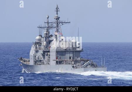 190311-N-DX072-1201 OCEANO PACIFICO (11 marzo 2019) Il Ticonderoga-class guidato-missili cruiser USS Chancellorsville (CG 62) transita l'Oceano Pacifico durante un esercizio di formazione con altri Stati Uniti Navy navi da guerra. Stati Uniti Navy navi da guerra treno insieme per aumentare la competenza tattica, la letalità e interoperabilità delle unità partecipanti in un epoca di grande potenza la concorrenza. (U.S. Foto di Marina di Massa lo specialista di comunicazione 2a classe Anaid Banuelos Rodriguez) Foto Stock