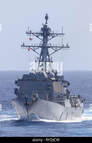 190311-N-DX072-1205 OCEANO PACIFICO (11 marzo 2019) La classe Arleigh-Burke guidato-missile destroyer USS McCampbell (DDG 85) transita l'Oceano Pacifico durante un esercizio di formazione con altri Stati Uniti Navy navi da guerra. Stati Uniti Navy navi da guerra treno insieme per aumentare la competenza tattica, la letalità e interoperabilità delle unità partecipanti in un epoca di grande potenza la concorrenza. (U.S. Foto di Marina di Massa lo specialista di comunicazione 2a classe Anaid Banuelos Rodriguez) Foto Stock