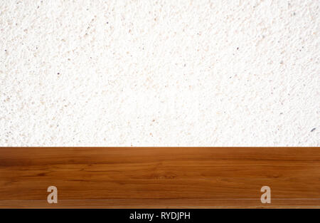Tan tavolo di legno su sfondo bianco del muro di cemento textured- può essere utilizzato per visualizzare o montage il tuo prodotto Foto Stock