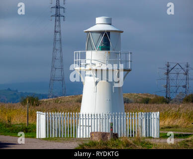 Oriente Usk lighthouse a Newport Zone Umide Riserva Naturale con piloni di Uskmouth Power Station in prossimità di Newport South Wales UK Foto Stock