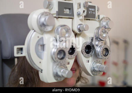 Beim Augenoptiker / Augenarzt / Brille / Augenwerte überprüfen / Frau Sehtest beim Augenoptiker.