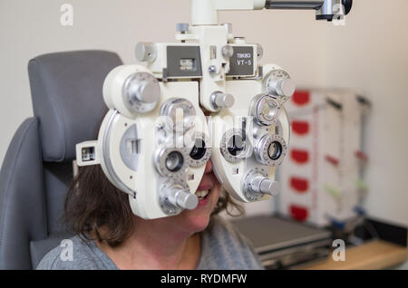 Beim Augenoptiker / Augenarzt / Brille / Augenwerte überprüfen / Frau Sehtest beim Augenoptiker.