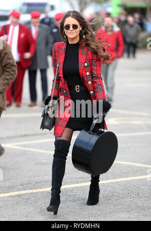 Una femmina racegoer arriva durante il Signore giorno del 2019 Cheltenham Festival a Cheltenham Racecourse. Foto Stock