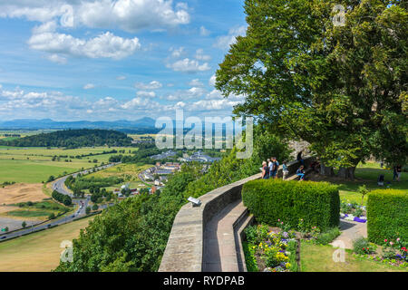 Vista dalle pareti del Queen Anne giardino, il Castello di Stirling, Stirlingshire, Scotland, Regno Unito Foto Stock