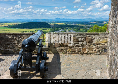 Un canone sulle pareti del Castello di Stirling, Stirlingshire, Scotland, Regno Unito Foto Stock