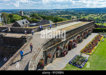 Le difese esterne con ante di seguito e il Queen Anne giardino dal Forework ingresso, il Castello di Stirling, Stirlingshire, Scotland, Regno Unito Foto Stock