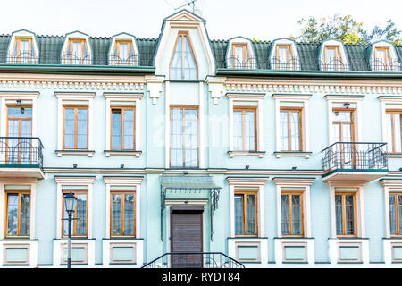 Kiev, Ucraina Vista della vecchia moderna città storica colorato verde blu edifici della città di Kiev in Podil Foto Stock