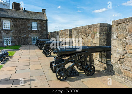 I cannoni del Grand batteria sulle pareti del rivestimento esterno del vicino Castello di Stirling, Stirlingshire, Scotland, Regno Unito Foto Stock