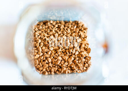 Flat Top closeup di liofilizzato di caffè secco motivi istantanea che mostra il dettaglio e texture con macro bokeh ingrediente di cottura all'interno del contenitore jar Foto Stock