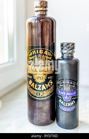 Rivne, Ucraina - 20 agosto 2018: Editoriale illustrativa di Riga Black Balsam famoso liquore bottiglie sul davanzale con alcool a base di erbe Foto Stock