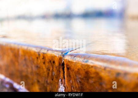 Dettaglio macro closeup astratta di pietra dorata fontana di acqua di superficie nel parco con bokeh di Mermaid statua a Varsavia, Polonia Foto Stock