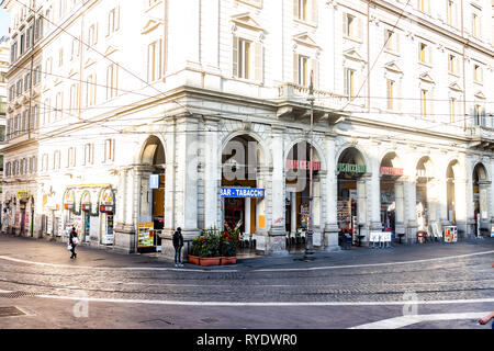 Roma, Italia - 6 Settembre 2018: Italiano strada fuori in città storica della mattina la strada con i negozi i negozi vicino stazione termini Foto Stock