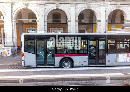 Roma, Italia - 6 Settembre 2018: Locale città italiana strada fuori ad alto angolo di visione locale di autobus pubblico itransportation nel rione Monti vicino a termine Foto Stock