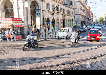 Roma, Italia - 6 Settembre 2018: Italiano strada fuori in città in mattina la strada con i negozi i negozi vicino la stazione termini e il traffico con motorcycl Foto Stock