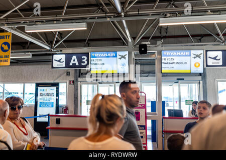 Ciampino, Italia - 6 Settembre 2018: molte persone i passeggeri in attesa di pensione in ritardo aereo Ryanair interne dell'Unione europea volo a basso costo a buon mercato airli Foto Stock