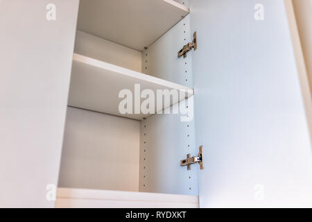 Aprire all'interno vuoto moderna cucina Armadi bianco prima o dopo lo spostamento in fase di ristrutturazione Foto Stock