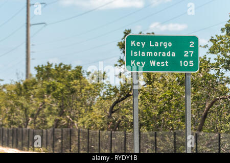 Cartello verde per Key Largo, Islamorada e Key West Island lungo la Overseas Highway in Florida isolato su strada Foto Stock