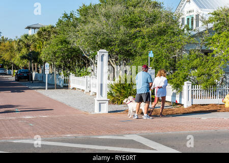 Mare, Stati Uniti d'America - 25 Aprile 2018: case di legno comunità da beach ocean e la gente camminare i cani al guinzaglio in vacanza in Florida visualizza durante la giornata di sole Foto Stock