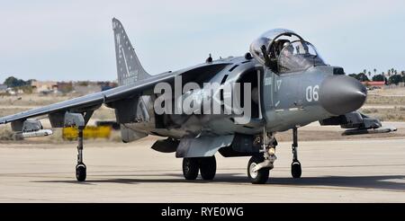 Un Marine Corps AV-8B Harrier Jump Jet appartenenti a VMA-214 sulla pista di ICM Yuma Foto Stock