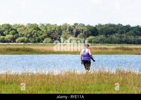 Sarasota, Stati Uniti d'America - 28 Aprile 2018: persone fotografo turistico a piedi dal buco profondo famoso lago del coccodrillo di stagno in Myakka River State Park, Florida Foto Stock