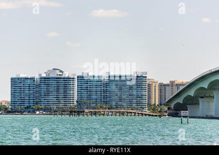 Sarasota, STATI UNITI D'AMERICA Beach in Florida City durante la giornata di sole in condominio cityscape vicino a Baia ed edifici di appartamenti vicino a John Ringling causeway bridge Foto Stock