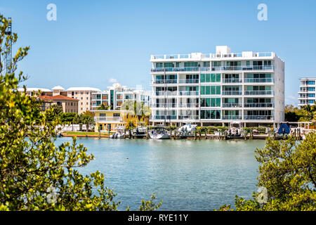 Sarasota, Stati Uniti d'America - 28 Aprile 2018: Beach in Florida City durante la giornata di sole in condominio appartamento edificio nei pressi della baia e le barche nel porto Foto Stock