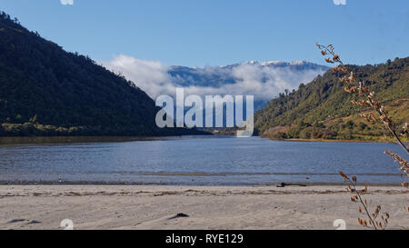 Mokihinui foce guardando indietro fino al fiume verso Kahurangi National Park, Nuova Zelanda. Foto Stock