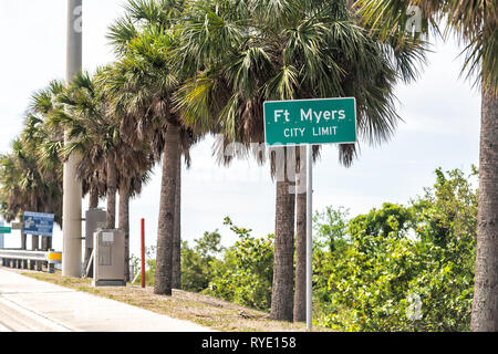 Fort Myers, Stati Uniti d'America - 29 Aprile 2018: Town street durante la giornata di sole in Florida golfo del Messico costa con segno closeup per limite della città sulla highway road e pa Foto Stock