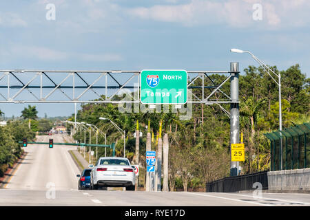 Fort Myers, Stati Uniti d'America - 29 Aprile 2018: Strada via autostrada segnaletica verde per i75 a nord di Tampa Florida con il testo e le automobili nel traffico Foto Stock