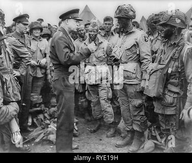 General Dwight D. Eisenhower indirizzi paracadutisti americani prima di D-Day. Foto Stock