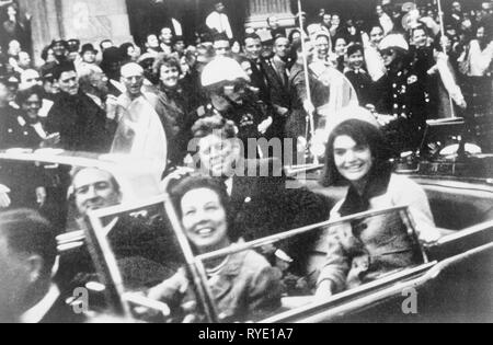 Il presidente John F. Kennedy per il giro della Papamobile, Dallas, Texas, Venerdì 22 Novembre, 1963. Anche in limousine presidenziale sono Jackie Kennedy, Texas Governor John Connally e sua moglie, Nellie. Foto Stock