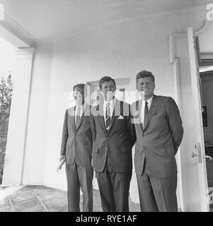 I Fratelli Kennedy: procuratore generale Robert F. Kennedy, il senatore Ted Kennedy e il Presidente John F. Kennedy nel 1963 Foto Stock