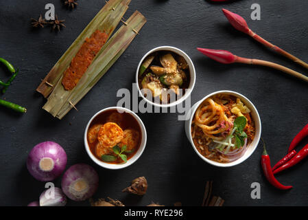 Vari cibi malesi asam laksa , rojak dan tofu Foto Stock