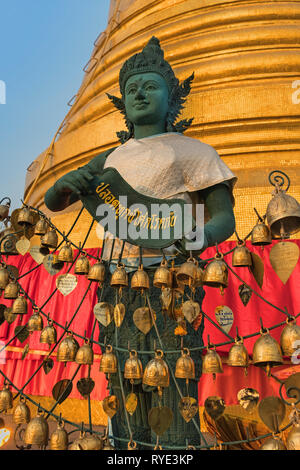 Angelo statua Golden Mount Wat Saket Bangkok in Thailandia Foto Stock