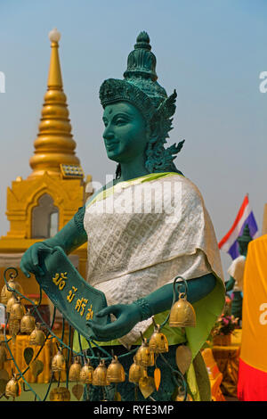 Angelo statua Golden Mount Wat Saket Bangkok in Thailandia Foto Stock