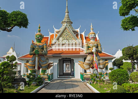 Pavilion al Wat Arun tempio di Dawn Bangkok in Thailandia Foto Stock